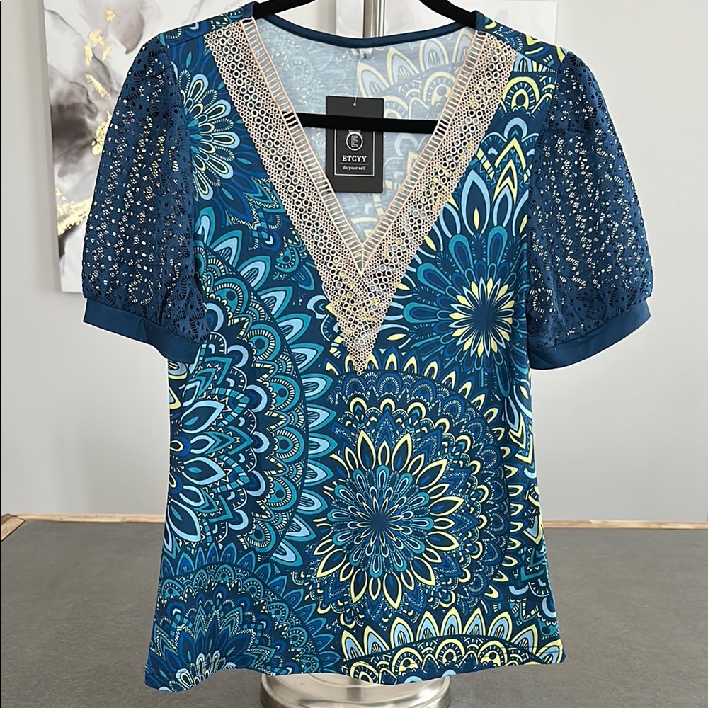 Etcyy NWT Blue and White Short Sleeve Graphic Blouse